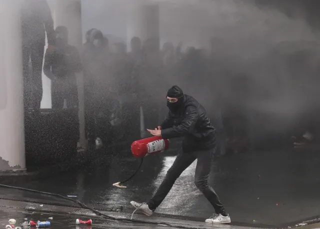 Protest przeciwników restrykcji sanitarnych w Belgii. Policja użyła gazu i armatek wodnych