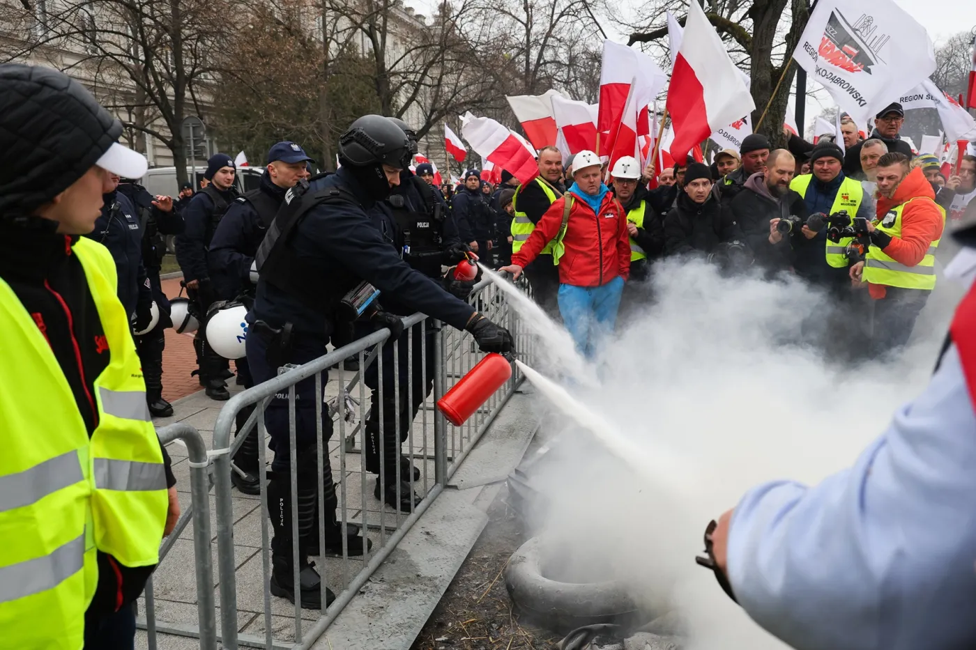 Błaszczak po wczorajszych zamieszkach pod Sejmem: Szef MSWiA Marcin Kierwiński powinien stracić stanowisko