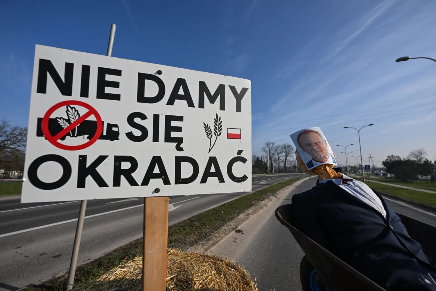 Kielce: Rolnicy przenieśli się z dróg do centrum. Traktor blokuje dojazd do Urzędu Wojewódzkiego