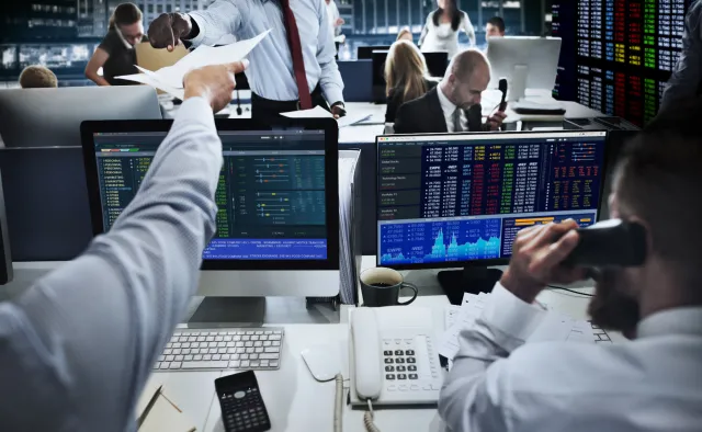 Apogeum strachu na giełdach. Drożeją ropa, gaz i złoto