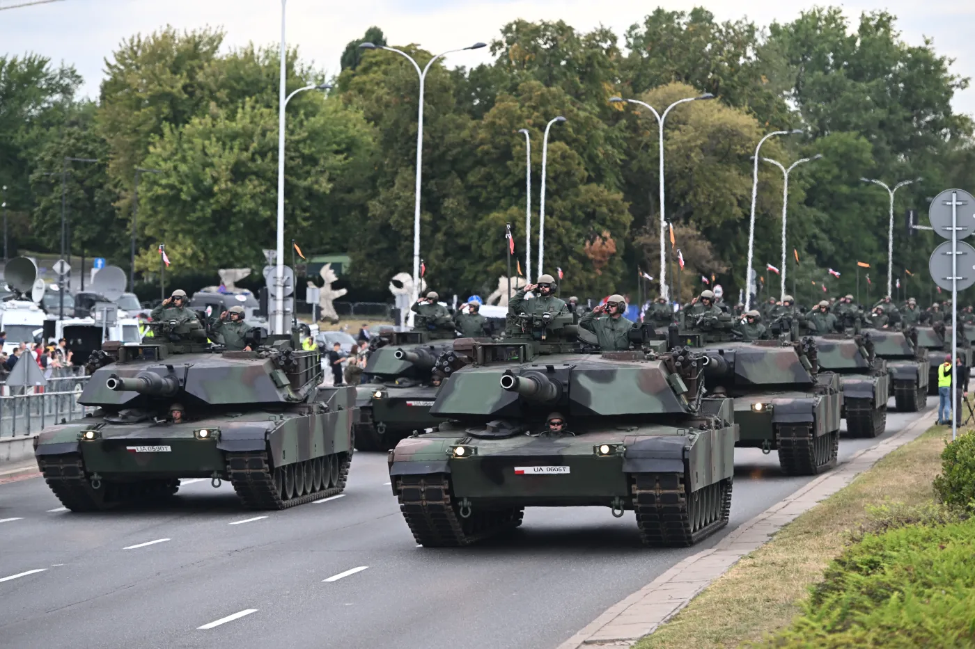 Moc atrakcji na defiladzie z okazji Święta Wojska Polskiego: Abramsy, Apache, Patriot. Wisłostrada zamknięta