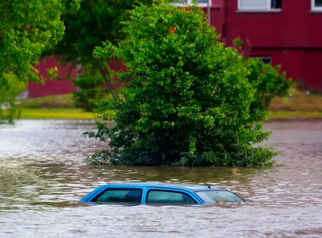Ulewne deszcze i burze spowodowały powodzie w Tennessee. Zginęło co najmniej 10 osób