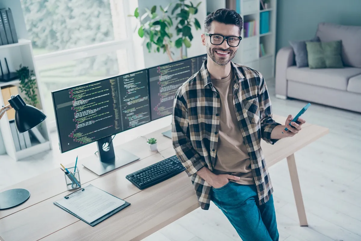 informatyk programista geek branża sektor IT pracownik praca 