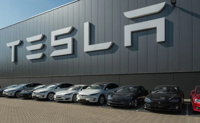Elektryki od Tesli nie będą już "pierdzieć" ani udawać kóz. Wszystko ze względów bezpieczeństwa