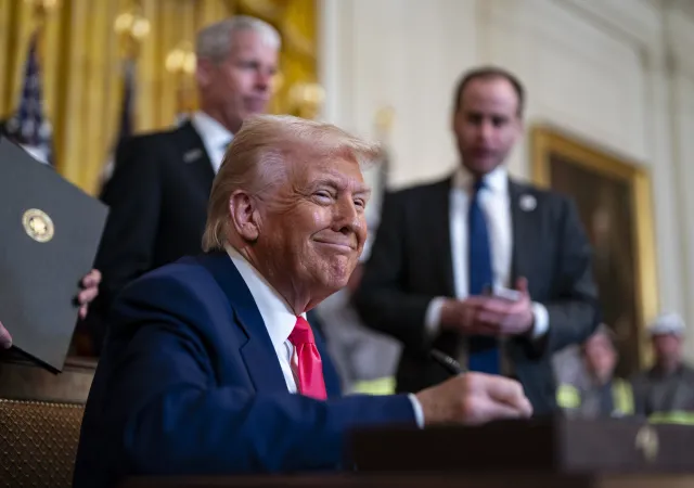 "Dzwonią do nas, całują mnie po tyłku". Trump kpi z przywódców i triumfuje