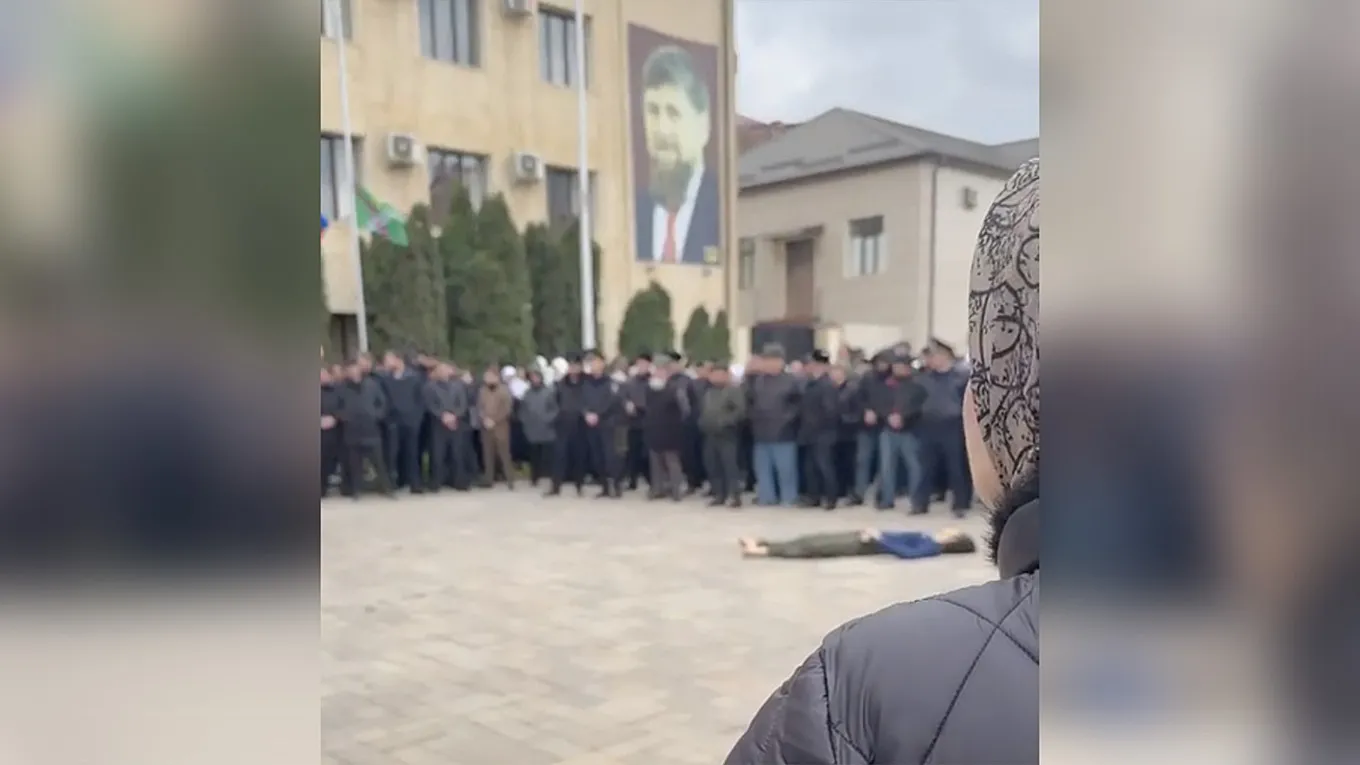 Kadyrowskie barbarzyństwo w Czeczenii. Rzucili ciało nastolatka na plac i kazali ludziom patrzeć