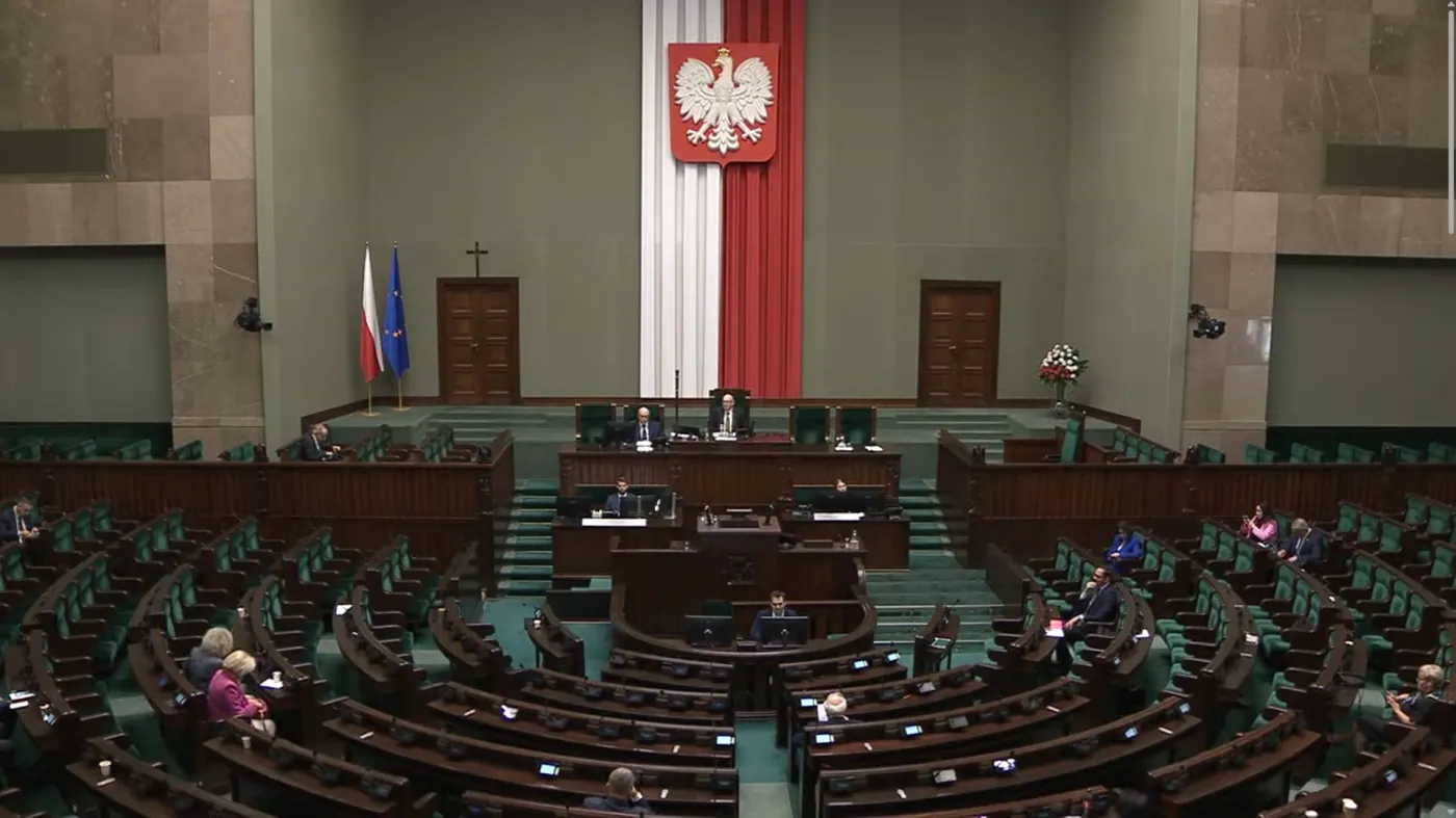 Polityczne trzęsienie ziemi: KO wyprzedza PiS. Kto jeszcze na podium, a kto pod progiem? Nowy sondaż zmienia układ sił