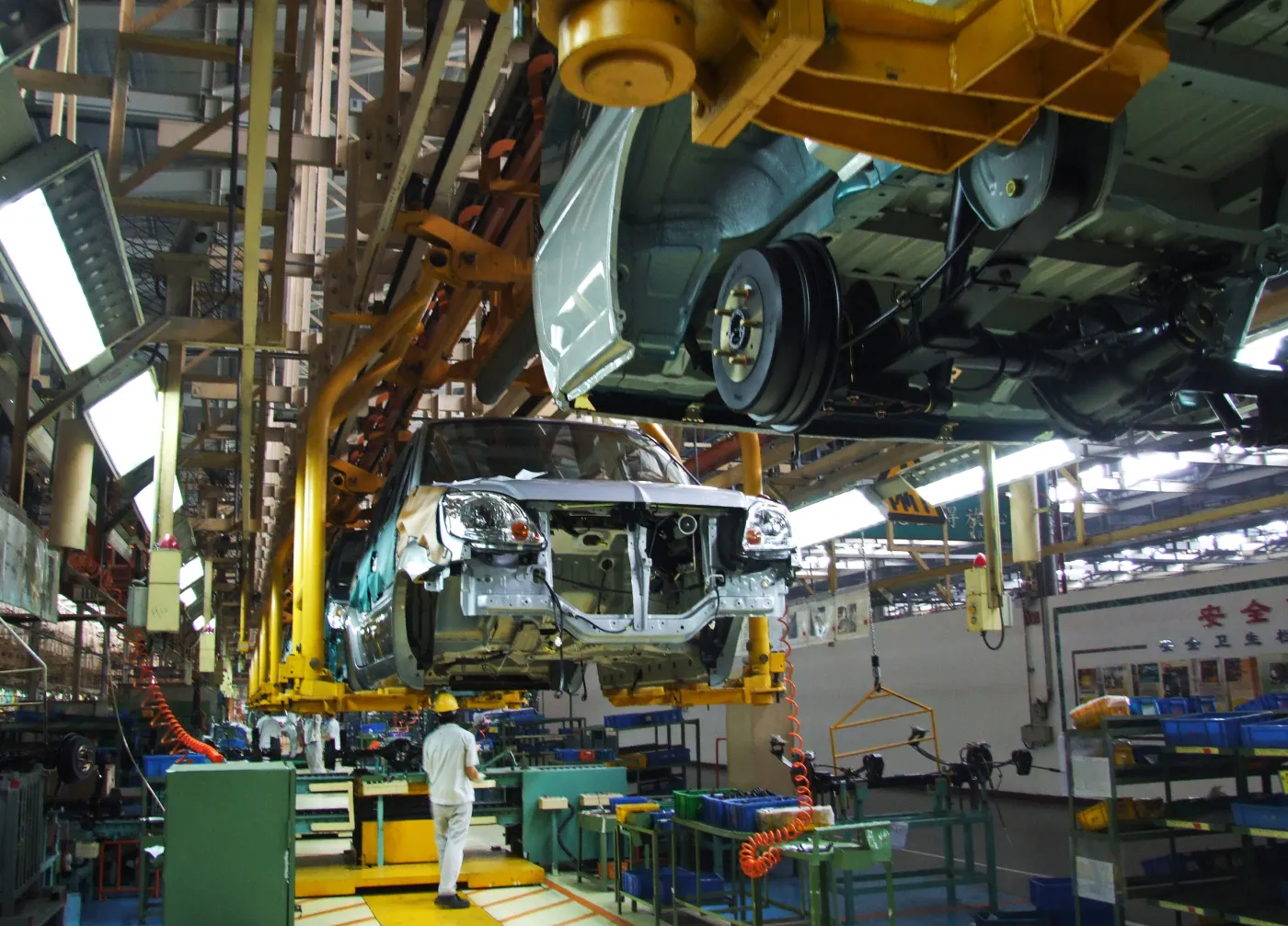 Fuzhou.,Fujian,/,China,-,06-13-2007,:,Workers,At,Automobile