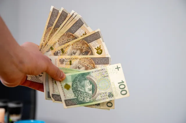 Od 1 stycznia wyższa płaca minimalna. Rząd ogłosił już ostateczną wysokość minimalnego wynagrodzenia oraz stawki godzinowej, które będą obowiązywać od 2026 roku. Oto kwoty brutto i netto