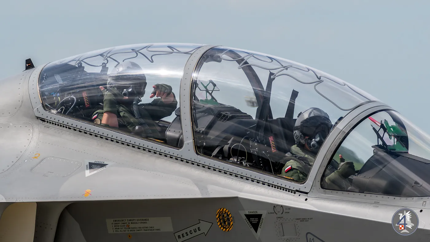 Pilot i instruktor w kabinie Bielika