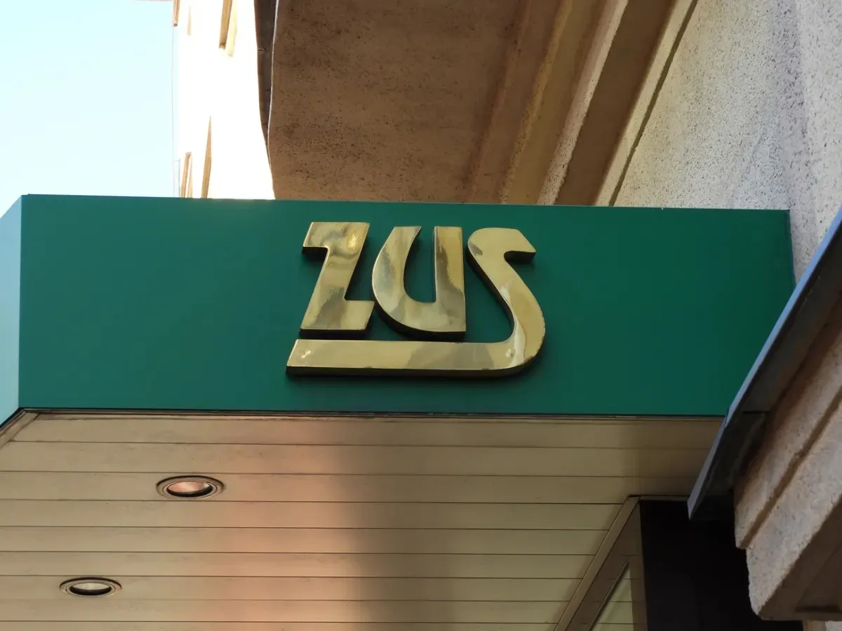 Polacy masowo ruszyli po zaświadczenia do ZUS. Można odzyskać brakujące lata stażu pracy