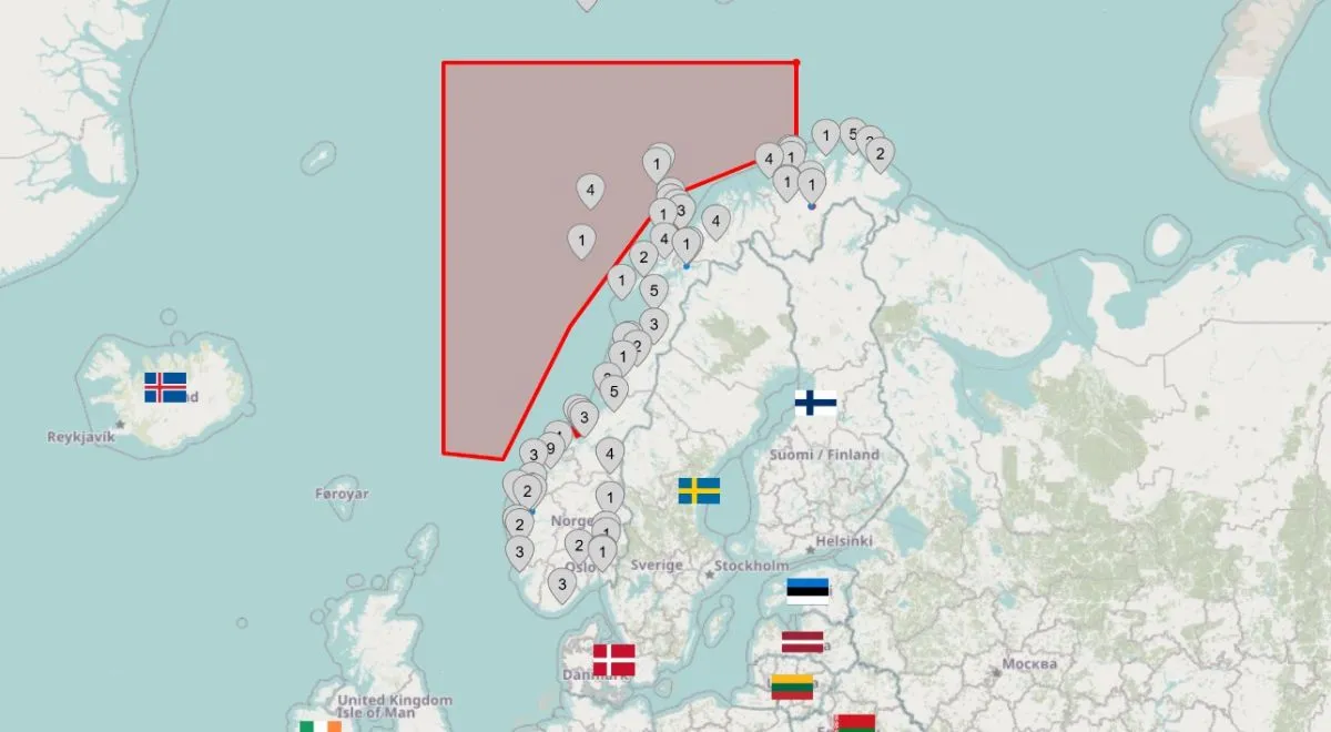 Mapa przedstawia obszar objęty komunikatem NOTAM, czyli ostrzeżeniem dla lotnictwa o szczególnych warunkach w przestrzeni powietrznej. Czerwony obszar nad Morzem Norweskim oznacza czasowo ograniczoną przestrzeń powietrzną w związku z manewrami NATO