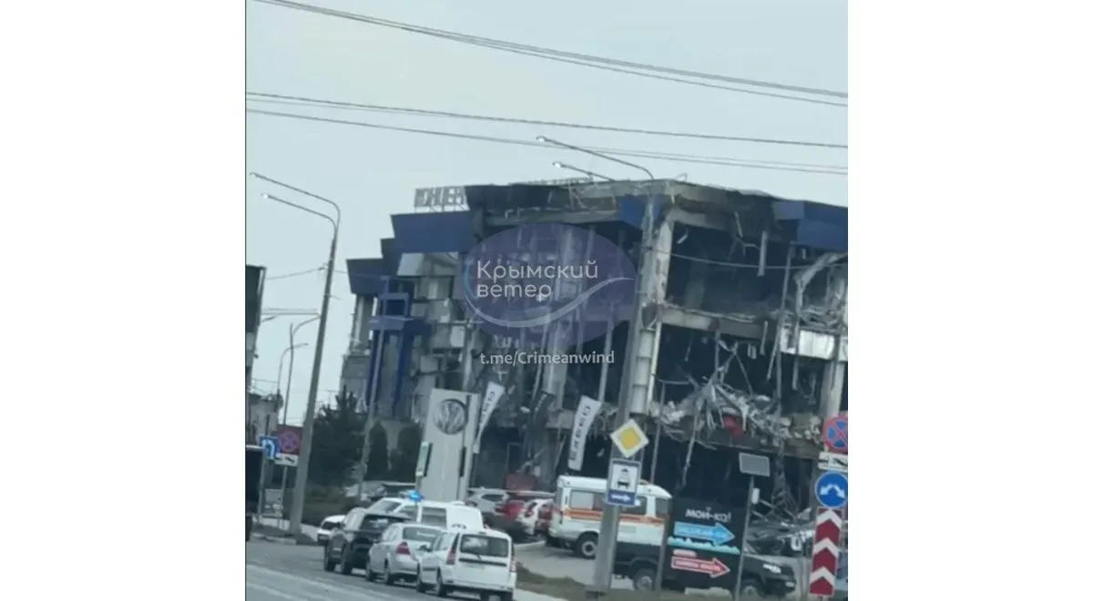 Zdjęcie zrujnowanych zakładów remontowych 