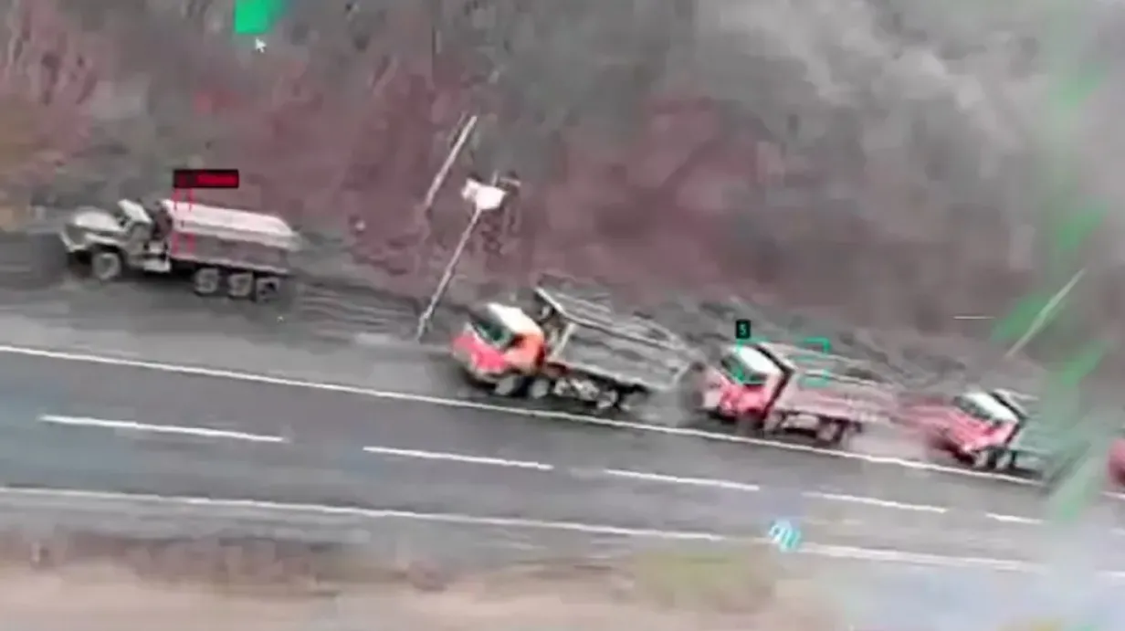 Wyborany cel - zaznaczony na czerwono - i jeden potencjalny - zaznaczony zielonym celownikiem