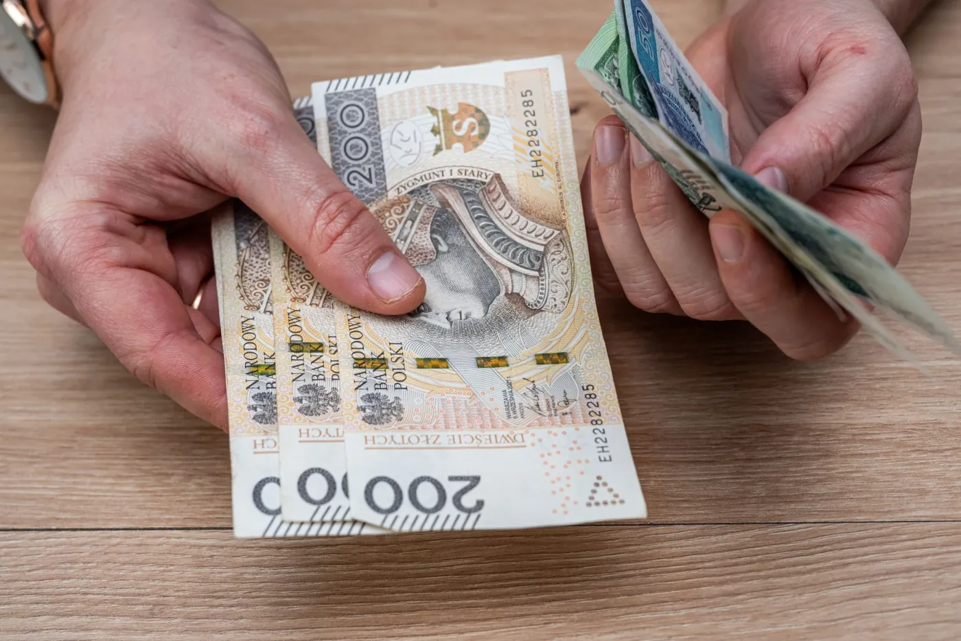 250 zł ekstra dla pracowników wkrótce trafi na ich konta. Kto dostanie przelew?