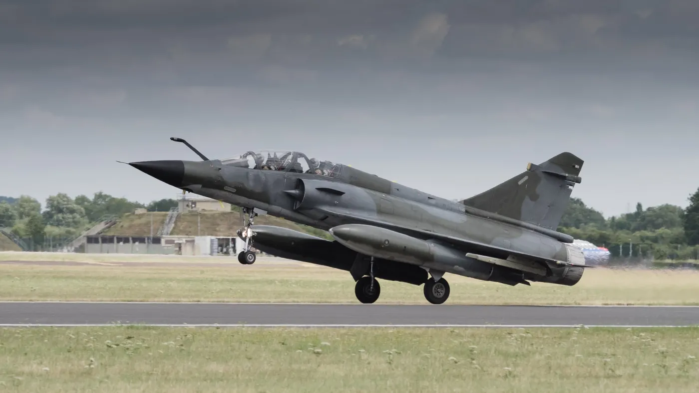 Francuski Mirage 2000 z podwieszonymi pociskami