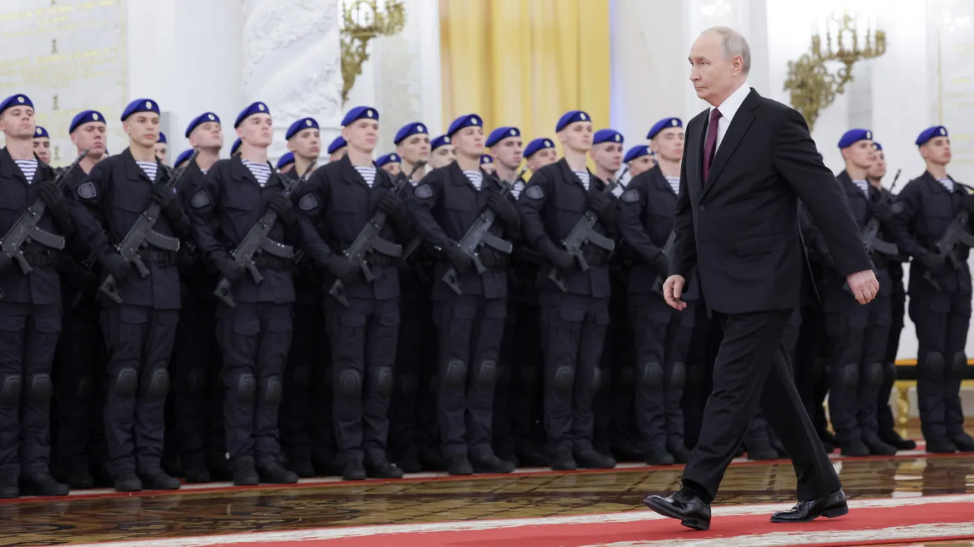 Władimir Putin i żołnierze z Pułku Prezydenckiego Federalnej Służby Ochrony Rosji