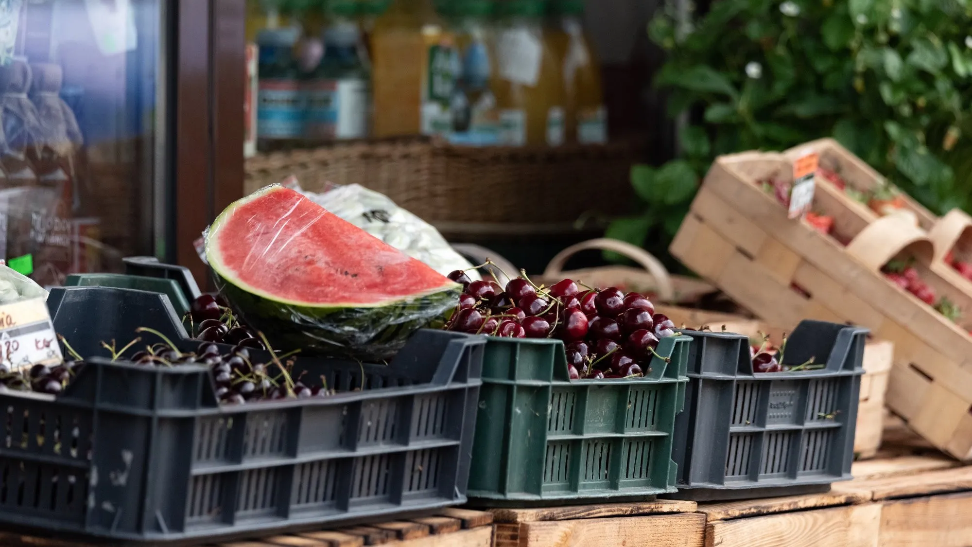 Продавец отказался продавать свежие фрукты. Сначала он велел купить не такие свежие. Соответствует ли это закону?