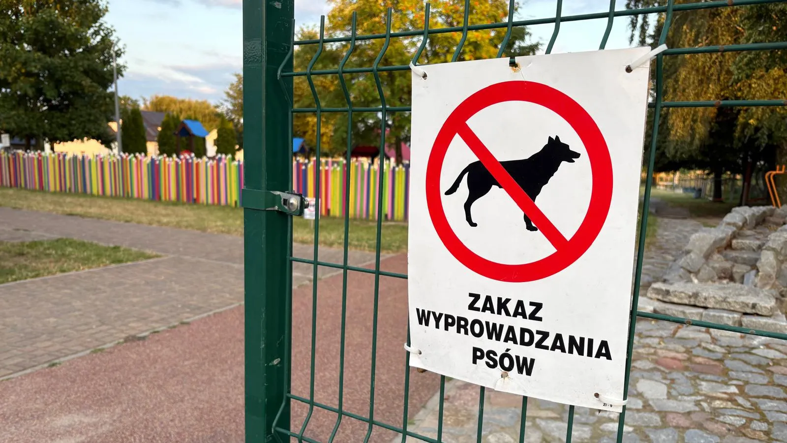 Zakaz wyprowadzania psów na osiedlu. Właściciele mają wychodzić z nimi poza teren wspólnoty mieszkaniowej