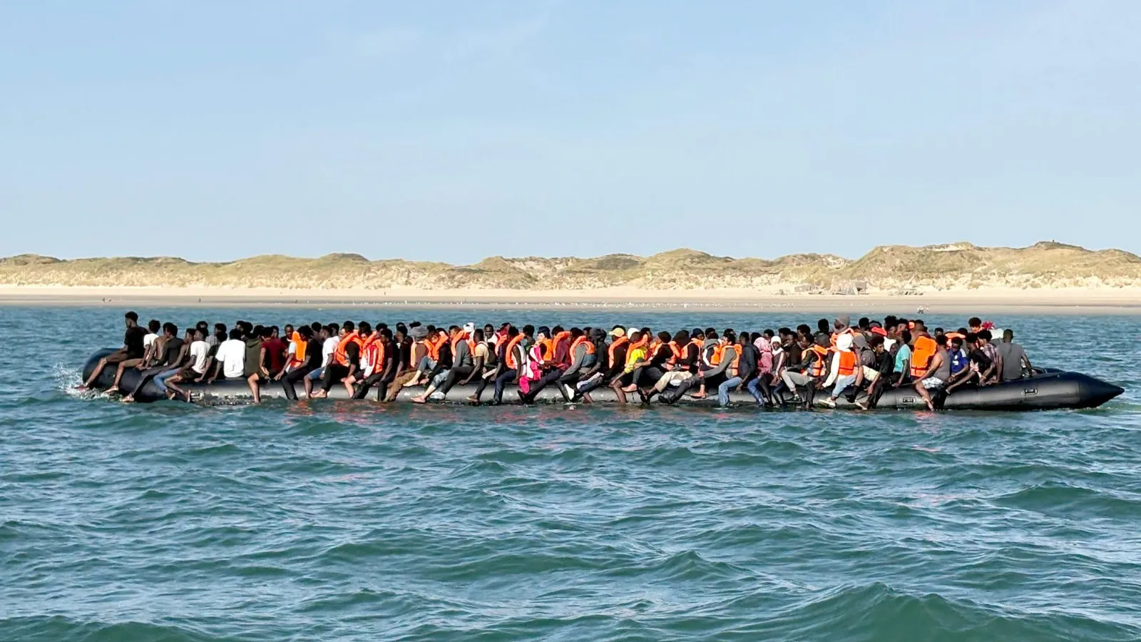 Rekord na kanale La Manche. 230 migrantów dotarło do Wielkiej Brytanii na jednej łodzi