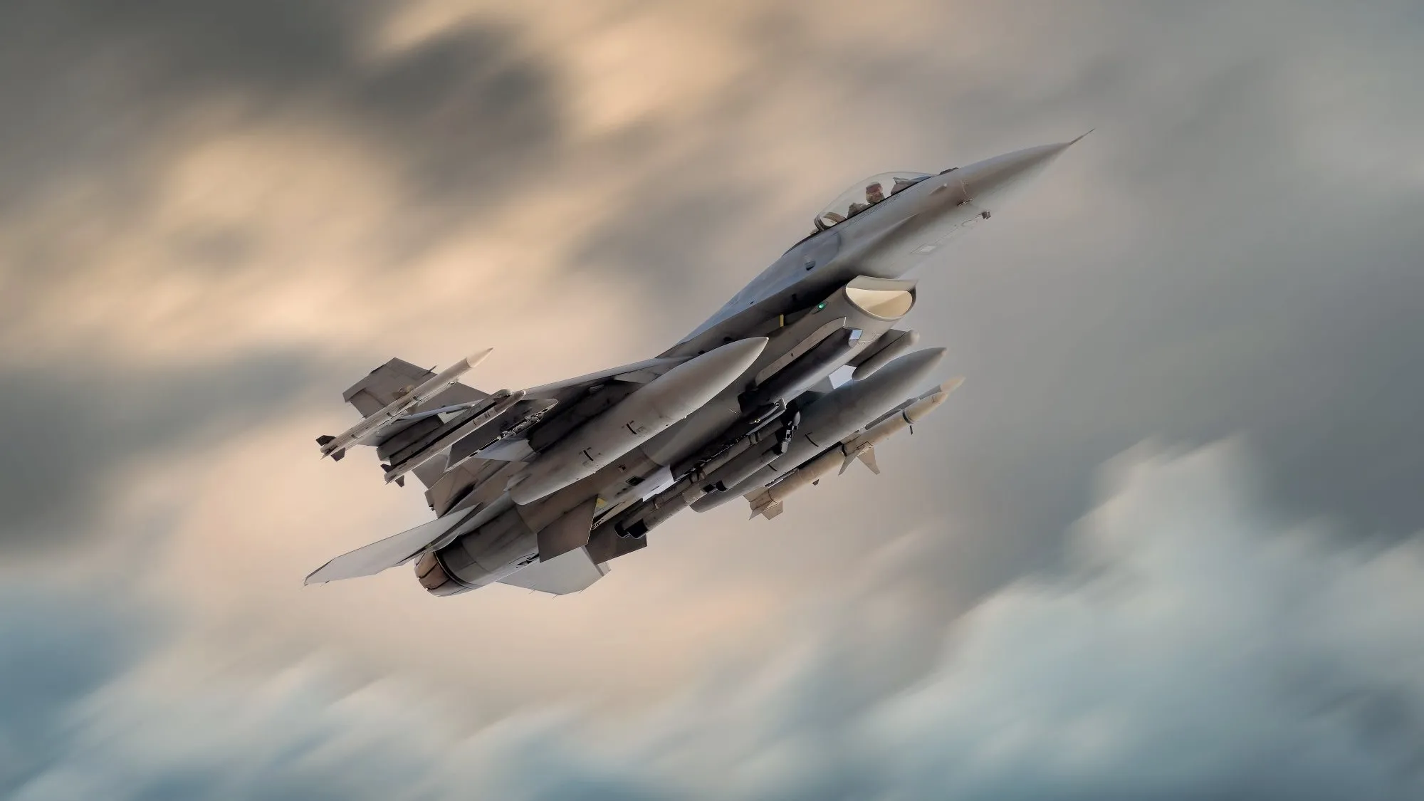 Ukrainie zaczyna brakować rakiet do F-16. Czasem pilotom zostaje tylko działko pokładowe