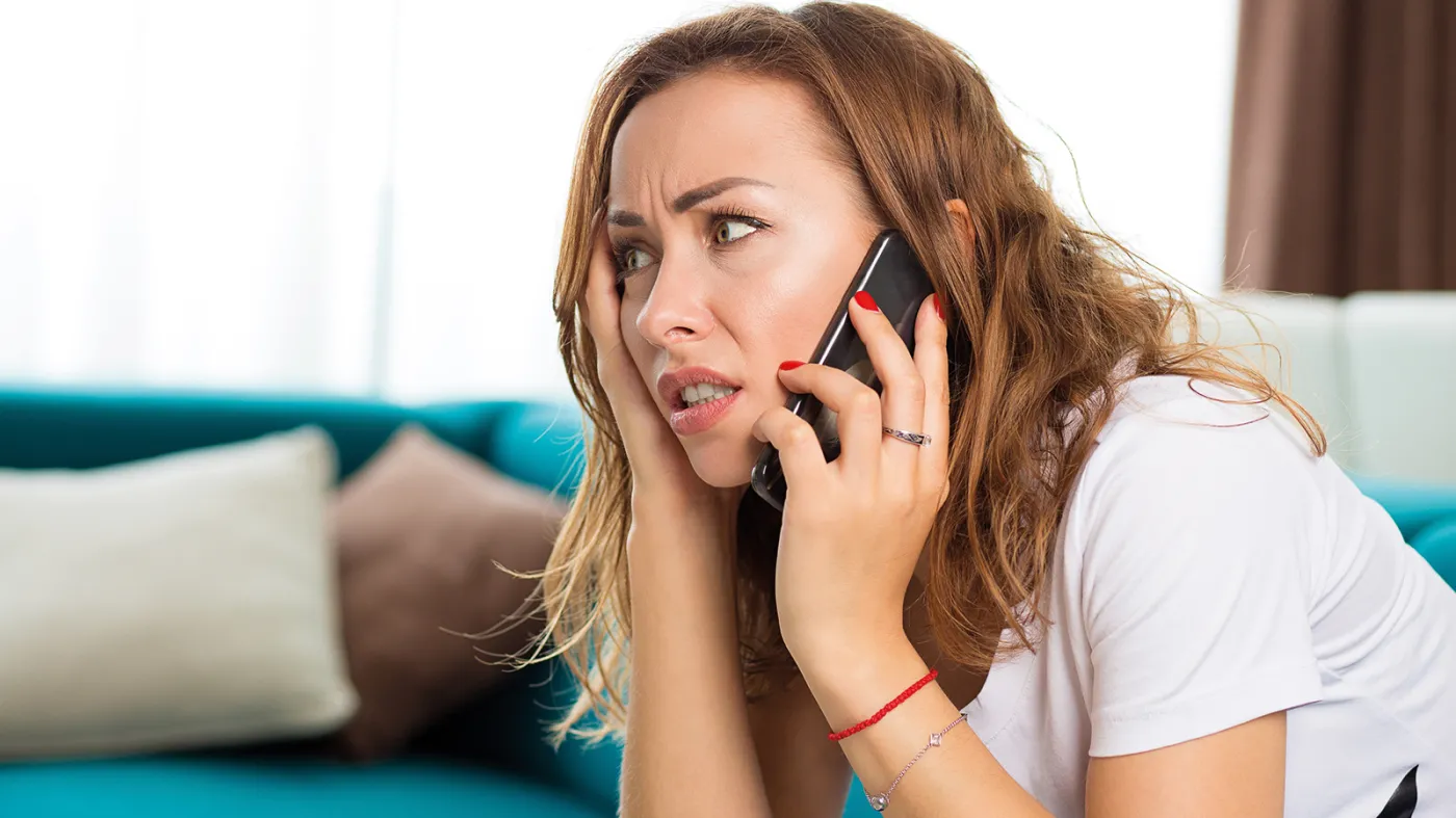 Kobieta rozmawiająca przez telefon