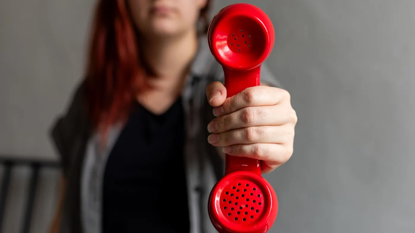 Co trzecia firma z sektora MŚP w Polsce nie odbiera telefonu. Potencjalny klient pozostaje bez odpowiedzi. Do tego brak aktualnych danych kontaktowych i adresu z opisem w Google. Tak firmy tracą klientów i reputację.