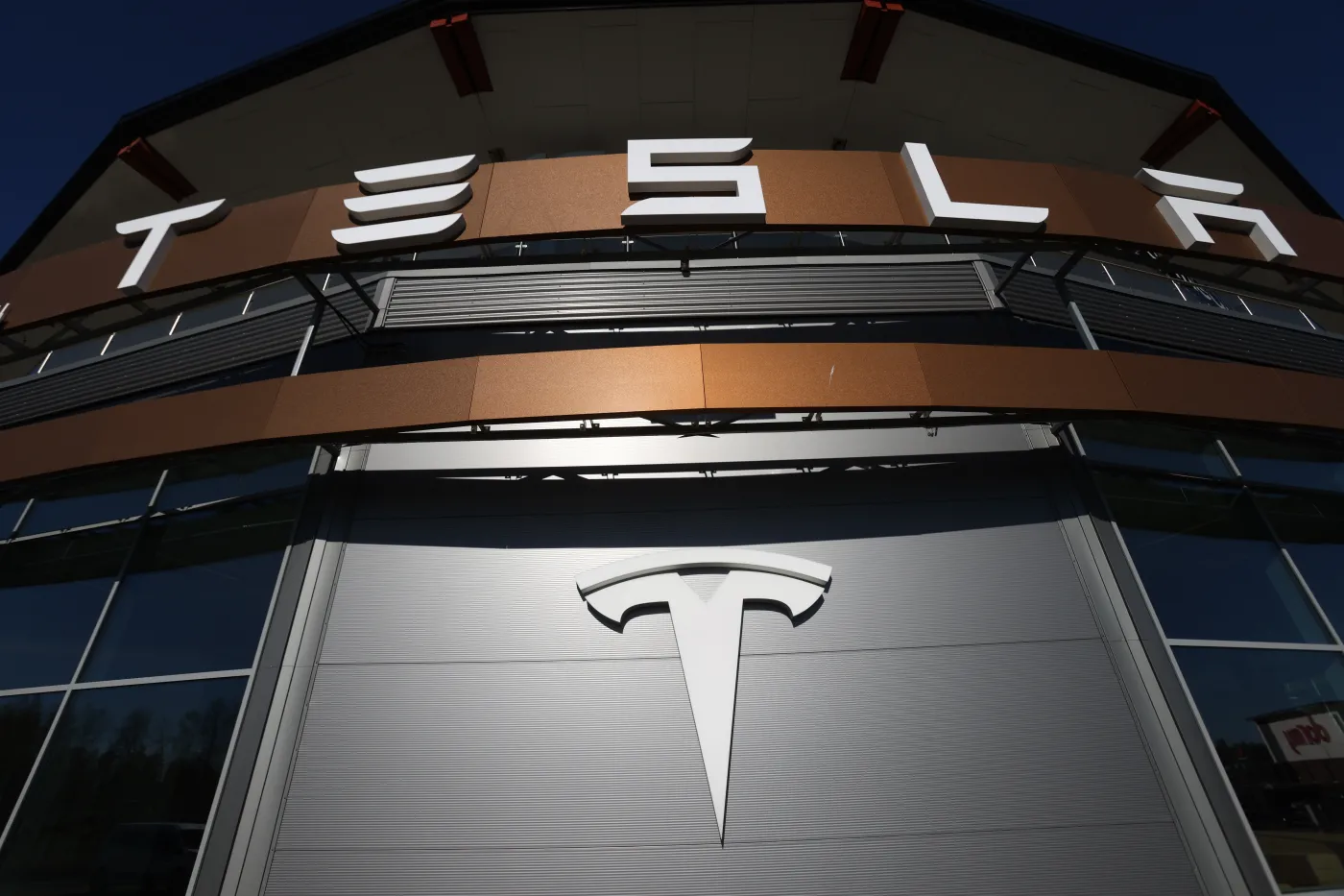 Tesla złożyła pozew przeciwko Szwecji. O co chodzi w sporze?