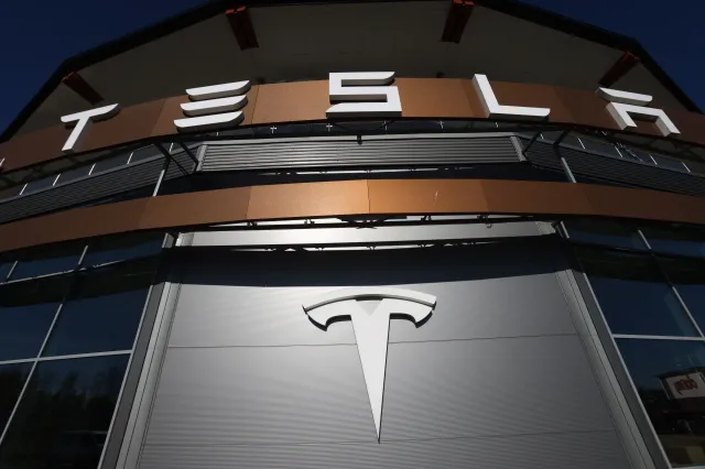 Plaga zwolnień lekarskich w fabryce Tesli. Dlaczego 17 proc. załogi jest na zwolnieniu?