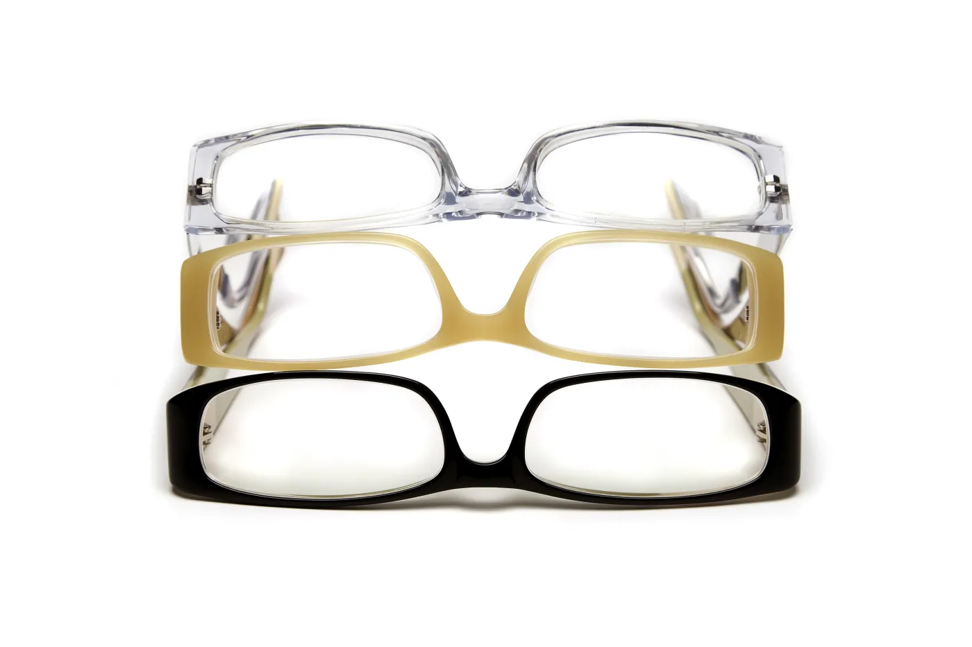 Zobacz, co się bardziej opłaca: noszenie okularów czy szkieł kontaktowych