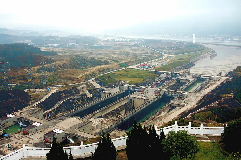 Zapora Trzech Przełomów może się zatkać przez tony śmieci