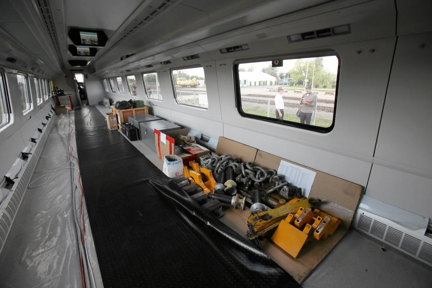 1462937-wnetrze-pociagu-pendolino-w-czasie.jpg