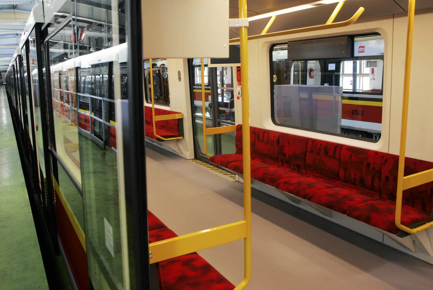 Insprio - nowe pociągi w warszawskim metrze