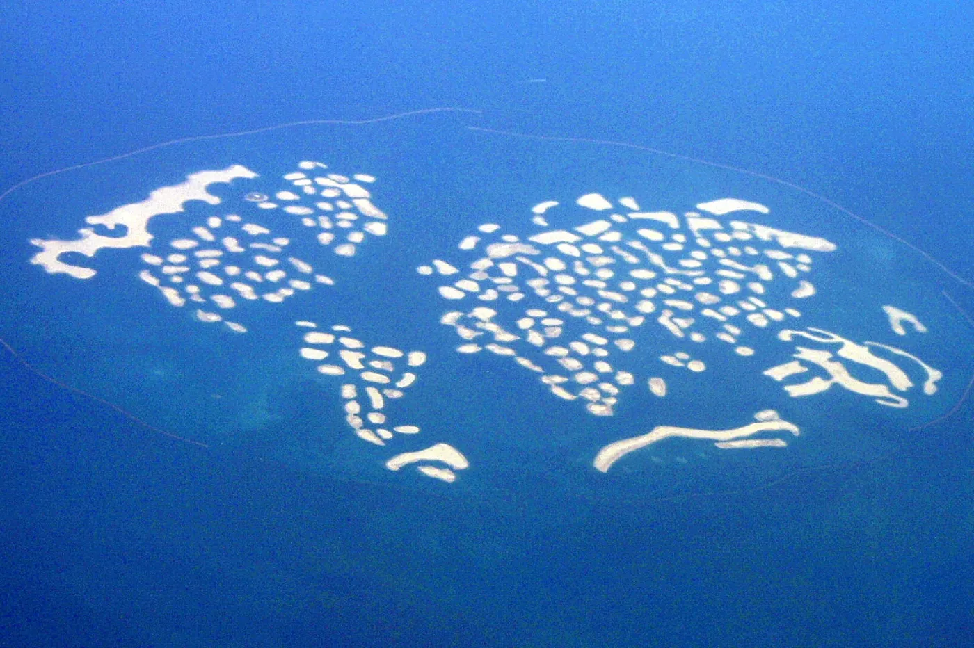 The World − archipelag 300 sztucznych wysp, usypanych na dnie szelfu 4 km od wybrzeży Dubaju. Wyspy widziane z lotu ptaka tworzą widok mapy świata. Fot. Daniel Rząsa/Forsal.pl