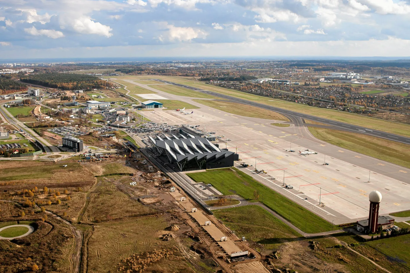Zobacz jedno z najważniejszych polskich lotnisk z lotu ptaka