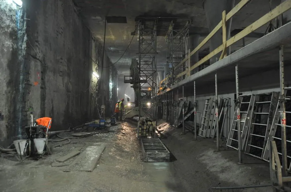 1884454-stacja-metra-centrum-nauki-kopernik.jpg