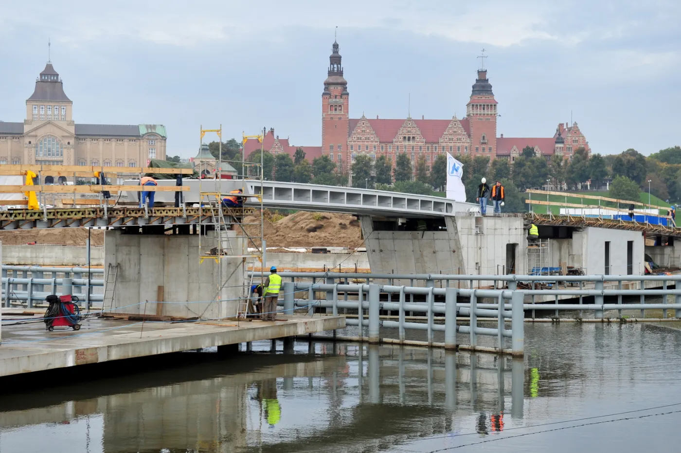 W centrum Szczecina powstaje nowy most [ZDJĘCIA]