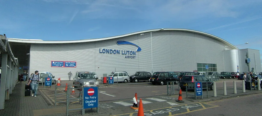 8. Lotnisko w Luton pod Londynem