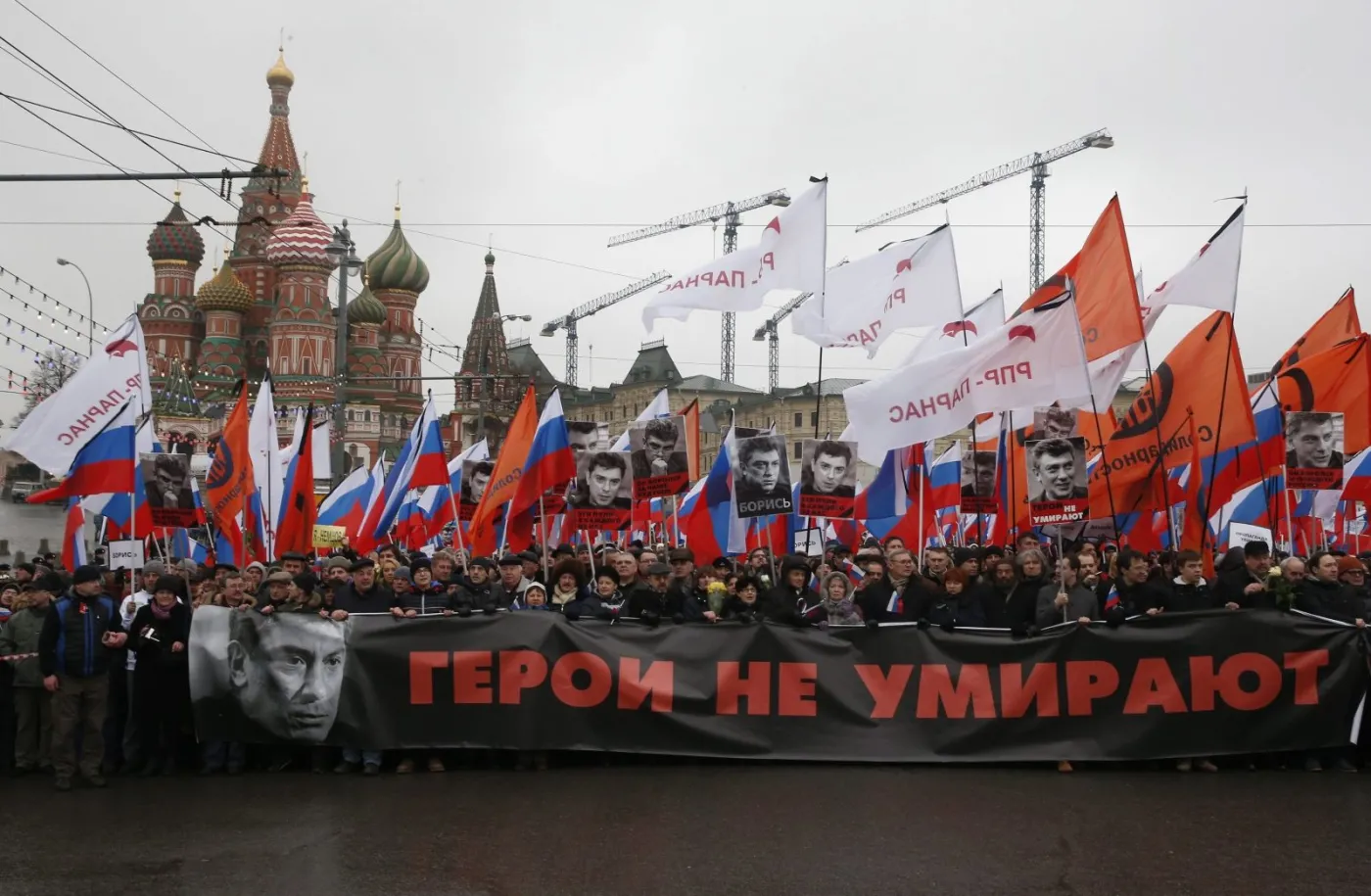 Moskwa, marsz ku pamięci zamordowanego Niemcowa EPA/SERGEI ILNITSKY Dostawca: PAP/EPA.
