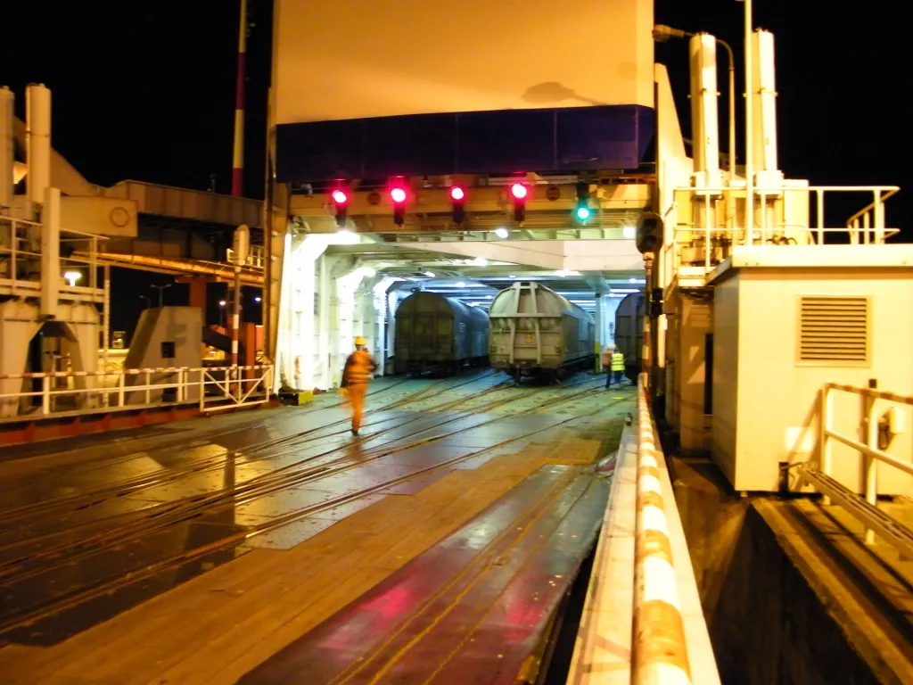 2102201-nocny-zaladunek-pkp-cargo-w-porcie.jpg