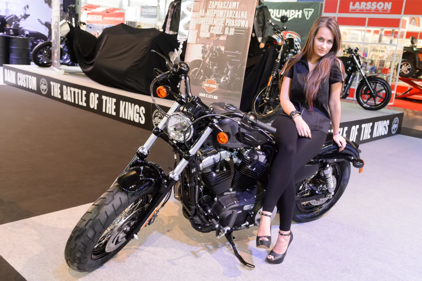 2140960-stoisko-marki-harley-davidson-podczas.jpg