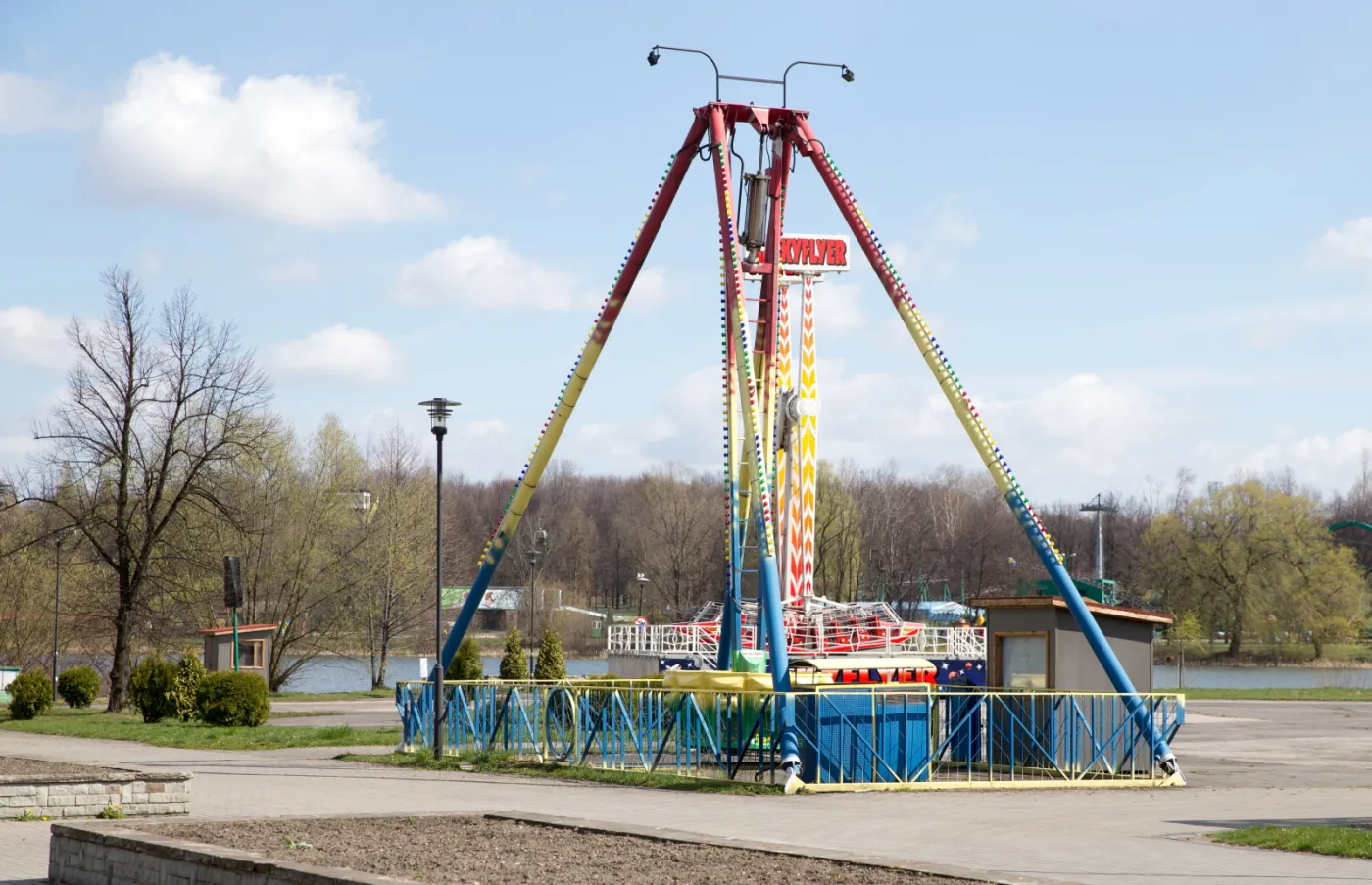 2146502-nieczynne-slaskie-wesole-miasteczko.jpg