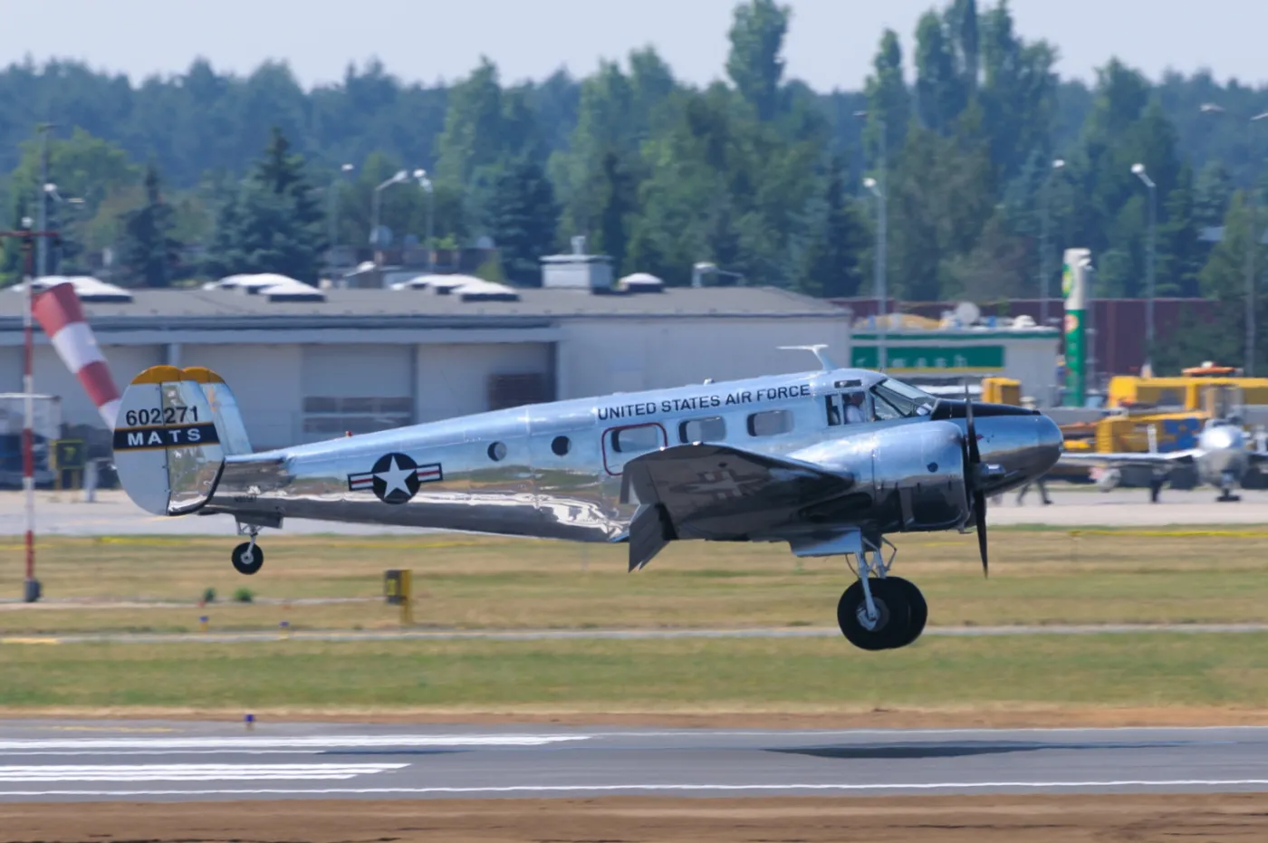 2213709-beechcraft-twin-beach-podczas-pokazu.jpg