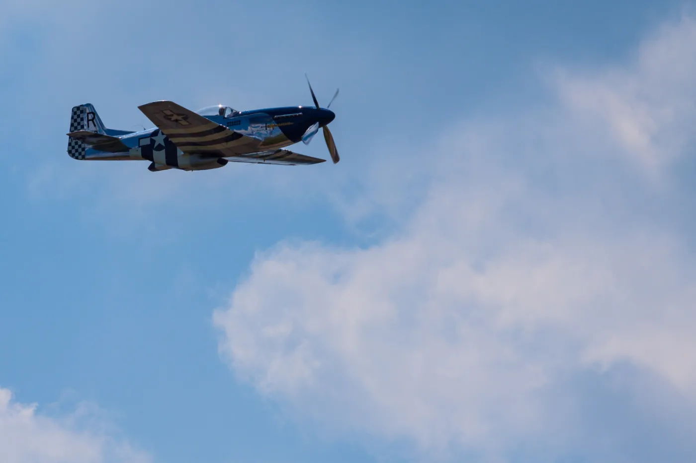2213942-samolot-p-51-mustang-podczas-pokazu.jpg