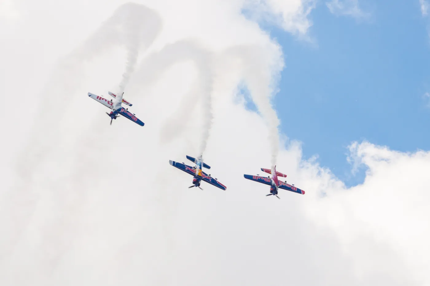 2213974-the-flying-bulls-team-z-czech-podczas.jpg