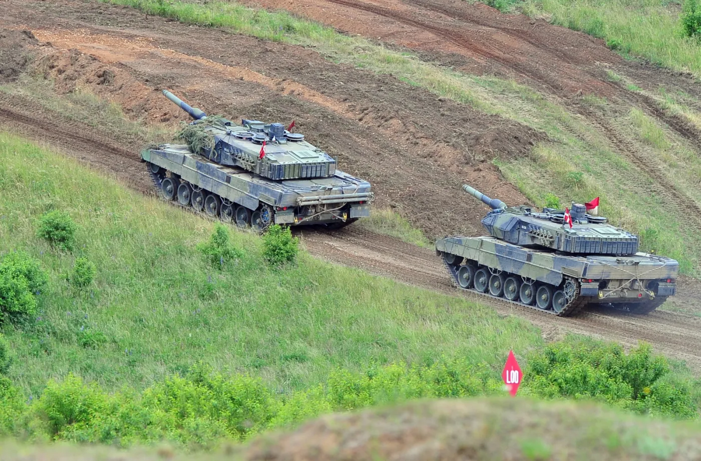 2223079-dunskie-czolgi-leopard-2a5-podczas.jpg
