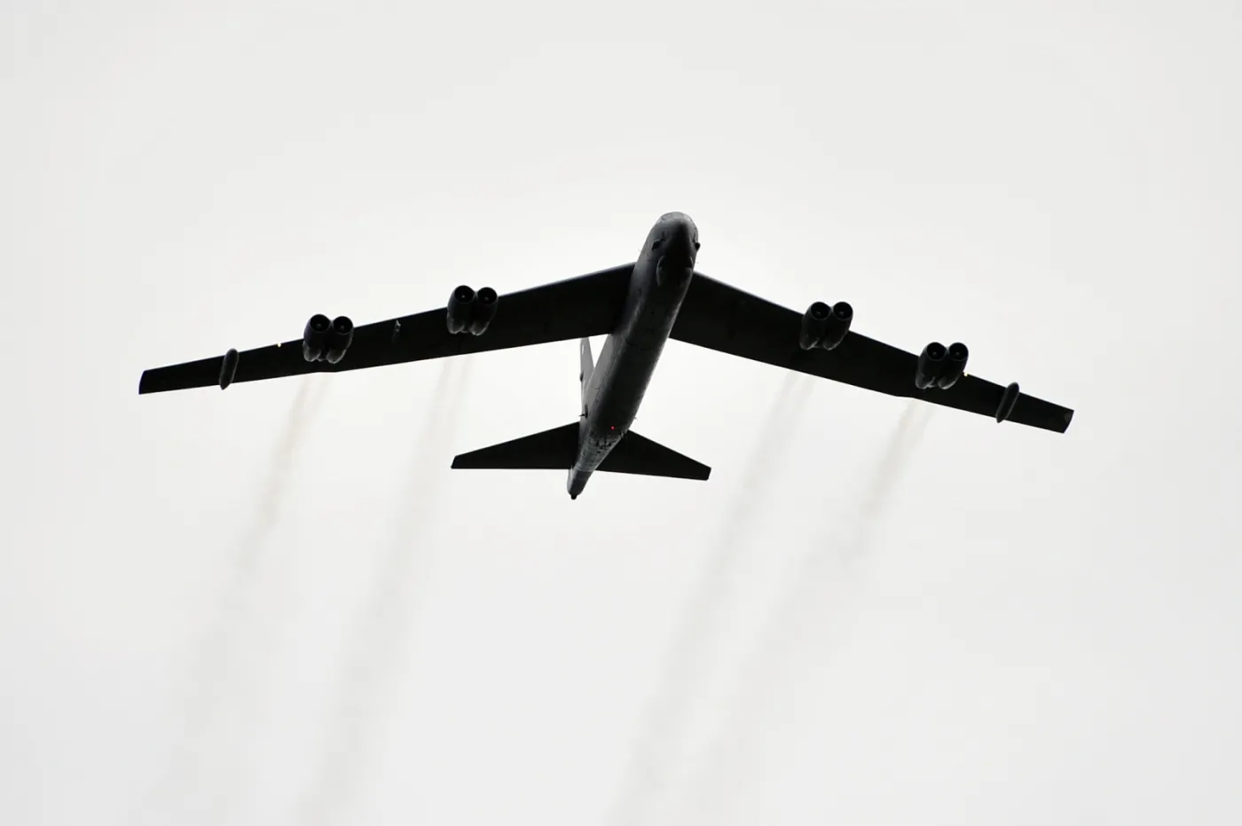 2223240-amerykanski-bombowiec-b-52-podczas.jpg