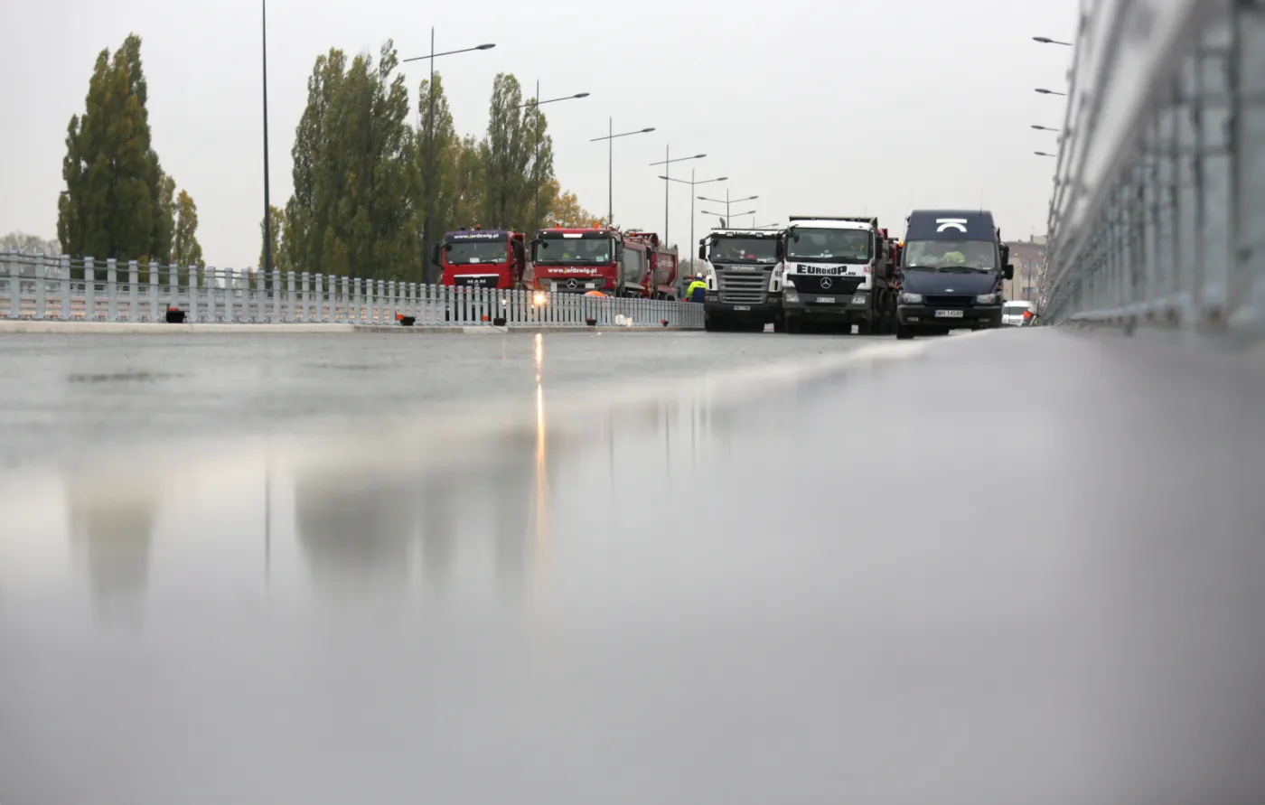 2349144-ciezarowki-na-moscie-lazienkowskim.jpg