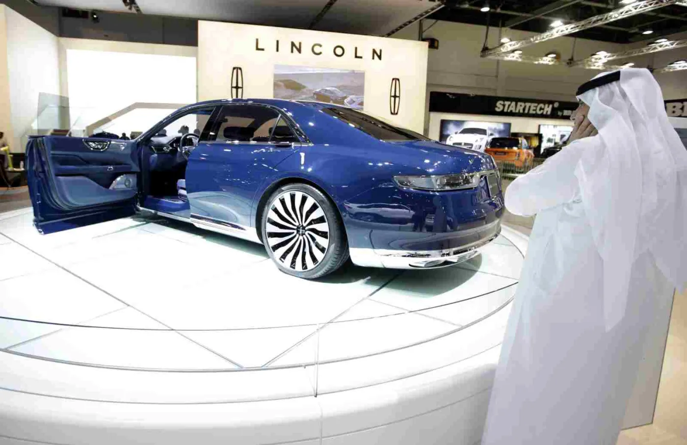 2372732-targi-motoryzacyjne-w-dubaju-model.jpg