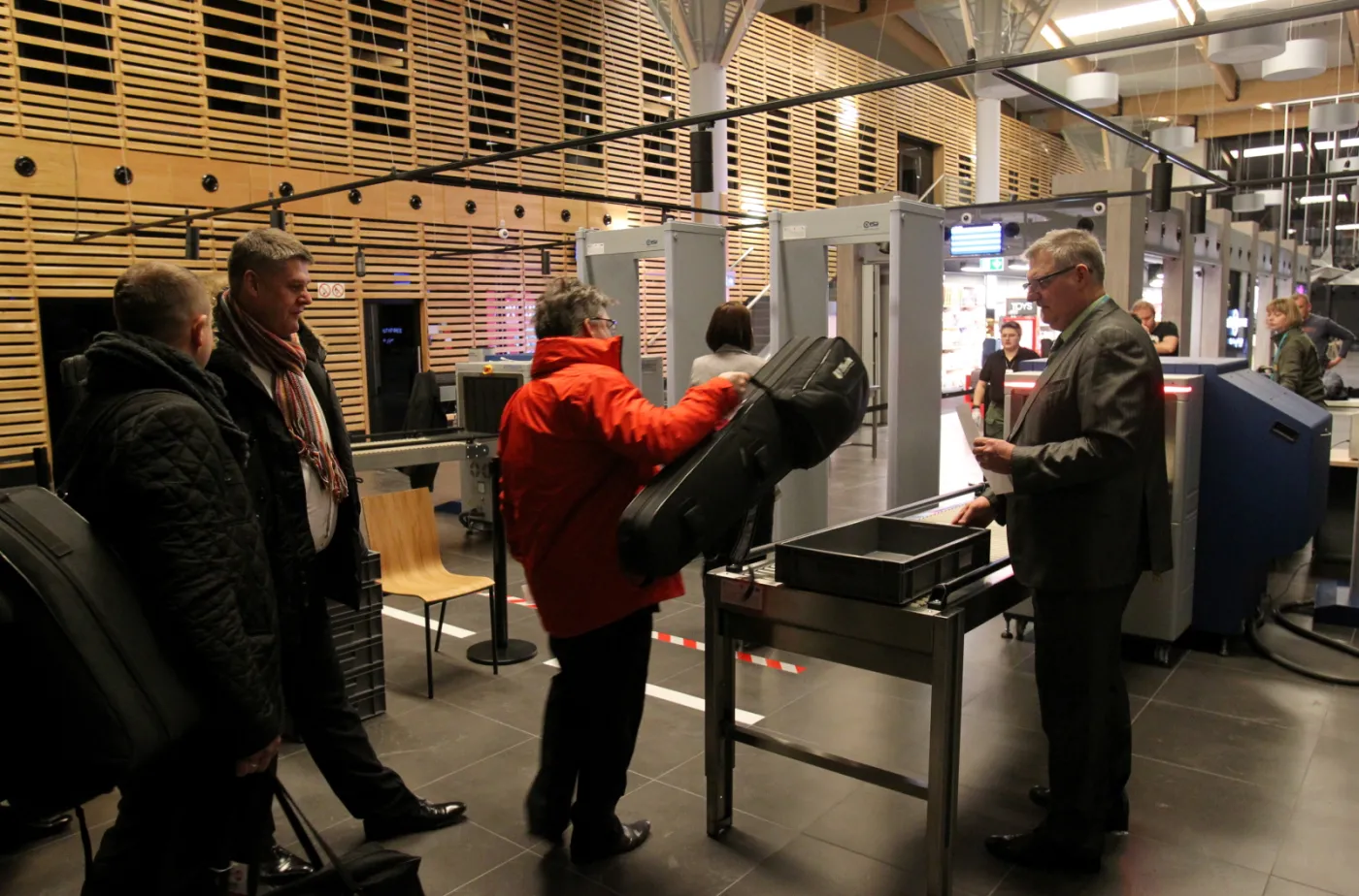 2434614-kontrola-bezpieczenstwa-w-terminalu.jpg